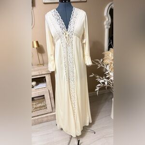 NAN / FLOWER Elegant Cream Lace Women's Robe